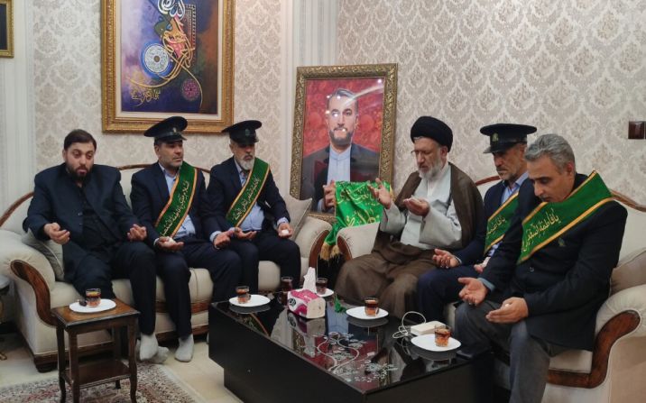 سفیران کریمه از خانواده شهید امیرعبداللهیان تقدیر کردند سفیران کریمه از خانواده شهید امیرعبداللهیان تقدیر کردند